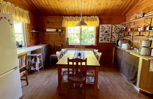 Jadraas Casa | StugaNäraKungsberget - mysig stuga med kamin, grillkåta och vedbastu