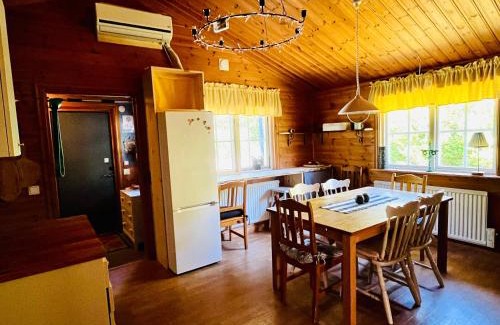 Jadraas Casa | StugaNäraKungsberget - mysig stuga med kamin, grillkåta och vedbastu