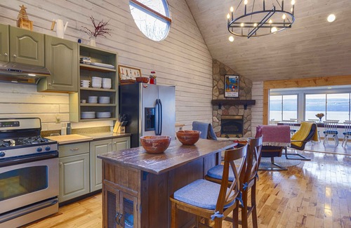 Valois Casa | Stugan Seneca Lake House: Lake Front Retreat + Minutes from Wineries!