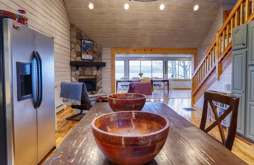 Valois Casa | Stugan Seneca Lake House: Lake Front Retreat + Minutes from Wineries!