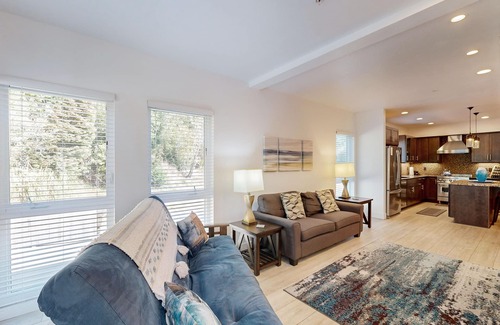 Gold Beach Apartamento | Stunner apt with fireplace, grill, partial ocean views & partial AC