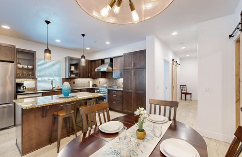 Gold Beach Apartamento | Stunner apt with fireplace, grill, partial ocean views & partial AC