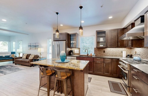 Gold Beach Apartamento | Stunner apt with fireplace, grill, partial ocean views & partial AC