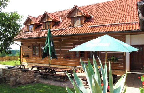 Uhlejov Villa | Casa de vacaciones privada con WIFI, piscina privada, TV, terraza, mascotas permitida, aparcamiento