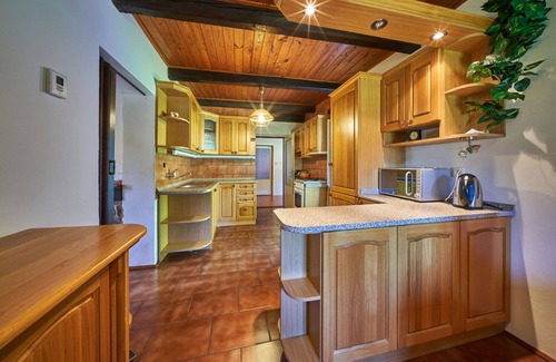 Jivka Villa | Estupenda casa de vacaciones privada para 21 personas con WIFI, TV, patio y aparcamiento