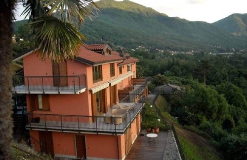 Brezzo di Bedero Apartamento | Stunning 1 bed apartment. Lake view. Terrace. Walk to restaurant. WIFI