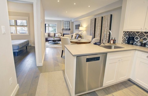 Whistler Creekside Condominio | Stunning 1BR:Sleeps 2 Comfortably ,Balcony,Hot Tub,Pool+ BBQ,Walk to Everything!