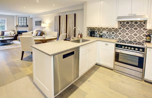 Whistler Creekside Condominio | Stunning 1BR:Sleeps 2 Comfortably ,Balcony,Hot Tub,Pool+ BBQ,Walk to Everything!
