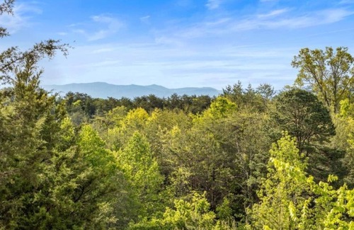 Sevierville Chalet De Esquí | Stunning 2 bed, 2 bath prefab home with striking mountain views.