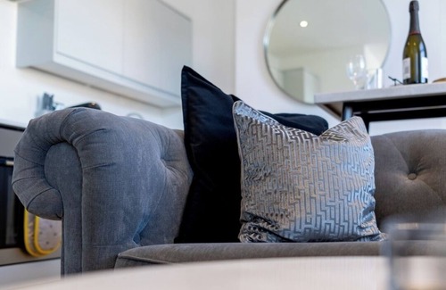 Riverside Apartamento | Stunning 2 Bed Duplex Apartment in City Centre
