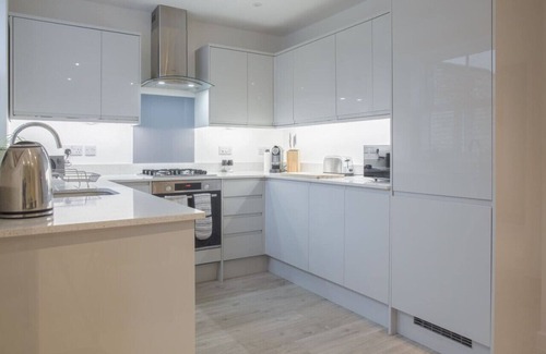 Cheltenham Casa | Stunning 2 Bed with Private Patio and Free Parking