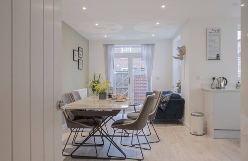 Cheltenham Casa | Stunning 2 Bed with Private Patio and Free Parking
