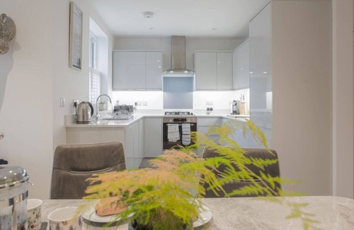 Cheltenham Casa | Stunning 2 Bed with Private Patio and Free Parking