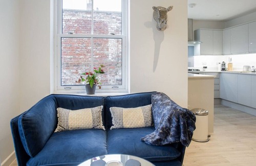 Cheltenham Casa | Stunning 2 Bed with Private Patio and Free Parking