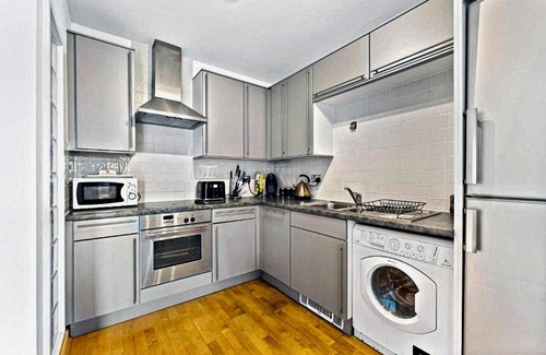 Castle Quarter Apartamento | Stunning 2-Bed in Cardiff with Balcony