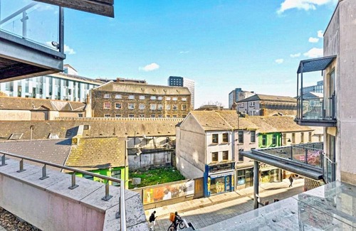 Castle Quarter Apartamento | Stunning 2-Bed in Cardiff with Balcony