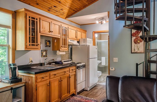 Eureka Springs Historic District Cabina | Stunning 2 Bedroom Cabin In The Woods, Covered Porch, Jacuzzi, Kitchen & Hot Tub