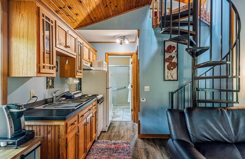 Eureka Springs Historic District Cabina | Stunning 2 Bedroom Cabin In The Woods, Covered Porch, Jacuzzi, Kitchen & Hot Tub