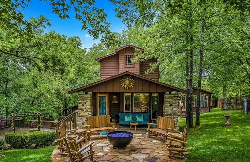 Eureka Springs Historic District Cabina | Stunning 2 Bedroom Cabin In The Woods, Covered Porch, Jacuzzi, Kitchen & Hot Tub