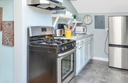 Ocean City Cabaña | Stunning 2 Bedroom Cottage Close to the Ocean City Boardwalk!