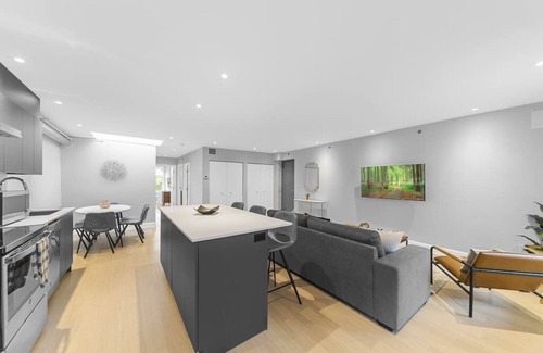 Downtown Montreal Condominio | Stunning 2 beds, 2 baths, AAA location, rooftop
