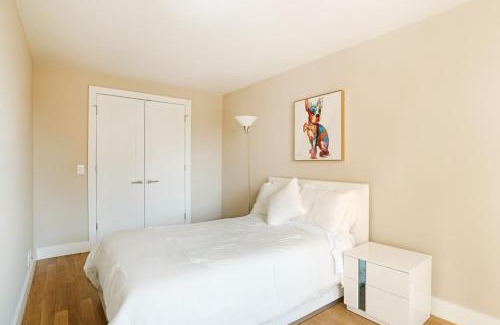 Manhattan Valley Apartamento | Stunning 2 BR in NYC with Private Balcony