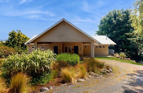 Greenbank Casa | Stunning 2 level waterfront home with firepit, WiFi, views, and pool table