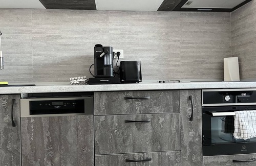 Militari Apartamento | Stunning 2-Room Penthouse with Lakeview W11