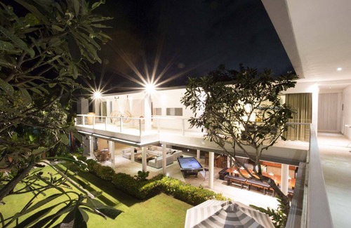 Jimbaran Bay Villa | Impresionante villa moderna de 2 pisos, Jimbaran