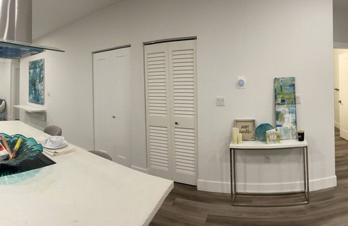 Central Fort Lauderdale Casa | Stunning 2021 modern home of an artist 2 miles from beach. Sleeps 6