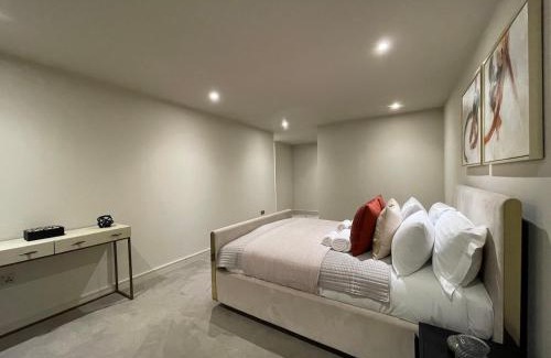 Chigwell Apartamento | Stunning 2BA, 2BR Apt, Desirable Chigwell CHCL F6