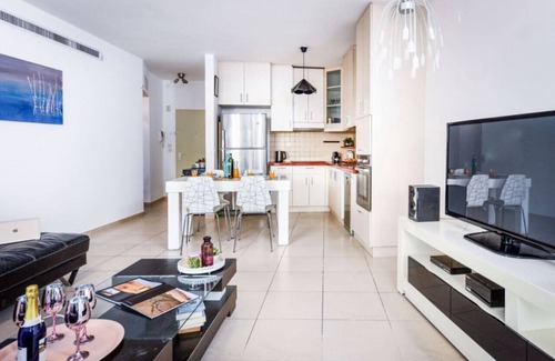 Tel Aviv City Center Apartamento | Stunning 2BR Apt with Balcony by Sea N' Rent