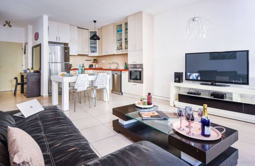 Tel Aviv City Center Apartamento | Stunning 2BR Apt with Balcony by Sea N' Rent