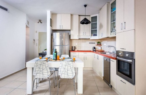 Tel Aviv City Center Apartamento | Stunning 2BR Apt with Balcony by Sea N' Rent