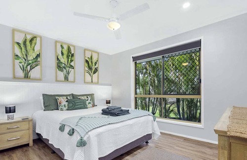 Oxenford Casa | Stunning 2BR Home - Stones Throw from Theme Parks!