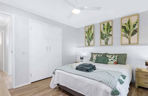 Oxenford Casa | Stunning 2BR Home - Stones Throw from Theme Parks!