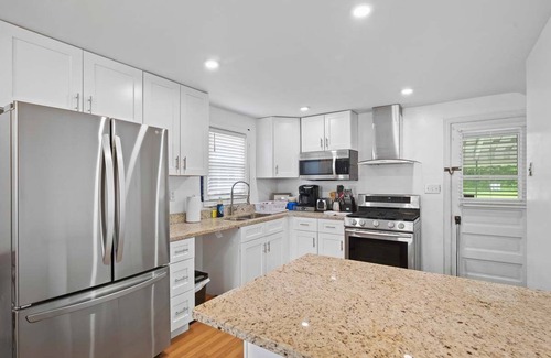 Brentwood Casa | Stunning 2BR-Private House-Near City