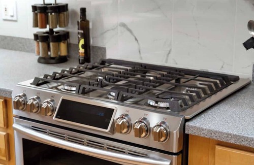 Daly City Casa | Stunning 2BR w/ 1BA Home near BART