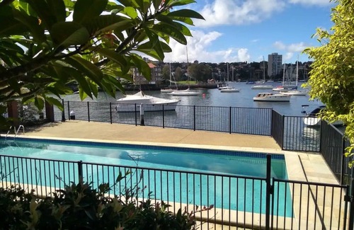 Kirribilli Apartamento | Stunning 2BR Waterfront Panorama With Pool
