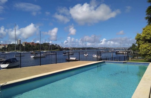 Kirribilli Apartamento | Stunning 2BR Waterfront Panorama With Pool
