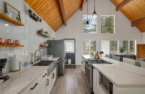 Lake Arrowhead Chalet De Esquí | Stunning 3 bdrm/2 Bath Chalet, High Celings, Chef’s Kitchen, Fire-pit, Quiet