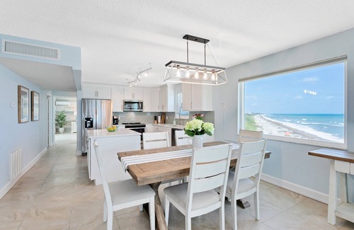 Satellite Beach Condominio | Ático con bañera de hidromasaje privada y vistas increíbles al mar
