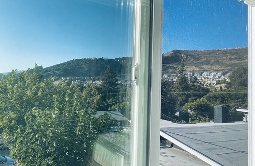 Oakland Apartamento | "Impresionante apartamento con vistas espectaculares y amplio patio trasero"