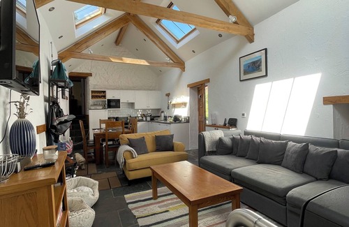 Crynant Casa | Stunning 300 year old restored barn in Gower near the beach