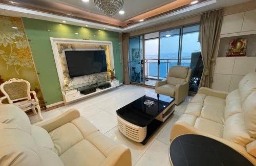 Ermita Apartamento | Stunning 3BR with Sunset View near Dolomite Beach
