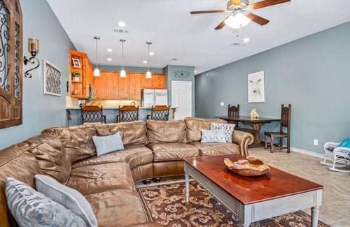 New Braunfels Apartamento | Stunning 3rd floor, 2BDR/2BTH condo overlooking river and cliffs!