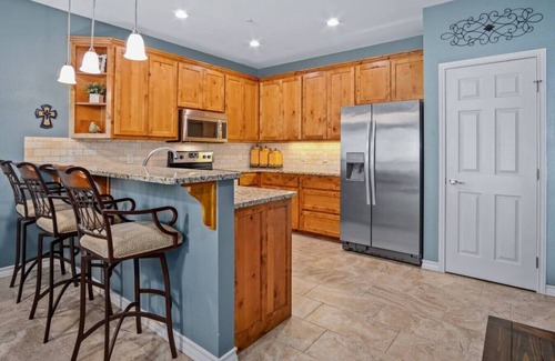 New Braunfels Apartamento | Stunning 3rd floor, 2BDR/2BTH condo overlooking river and cliffs!