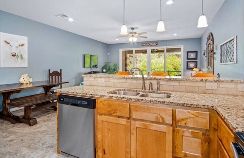 New Braunfels Apartamento | Stunning 3rd floor, 2BDR/2BTH condo overlooking river and cliffs!