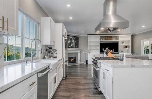 Woodland Hills Casa | Stunning 4,000+ sqft Multi-Level 5 Bed / 5 Bath Home - Amazing Location & Price!