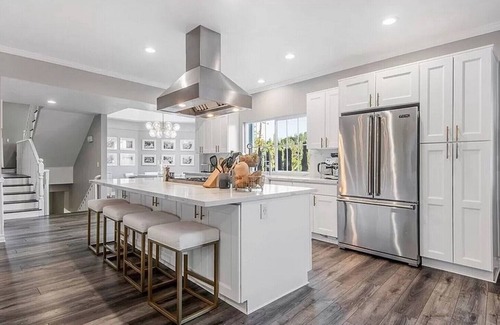 Woodland Hills Casa | Stunning 4,000+ sqft Multi-Level 5 Bed / 5 Bath Home - Amazing Location & Price!